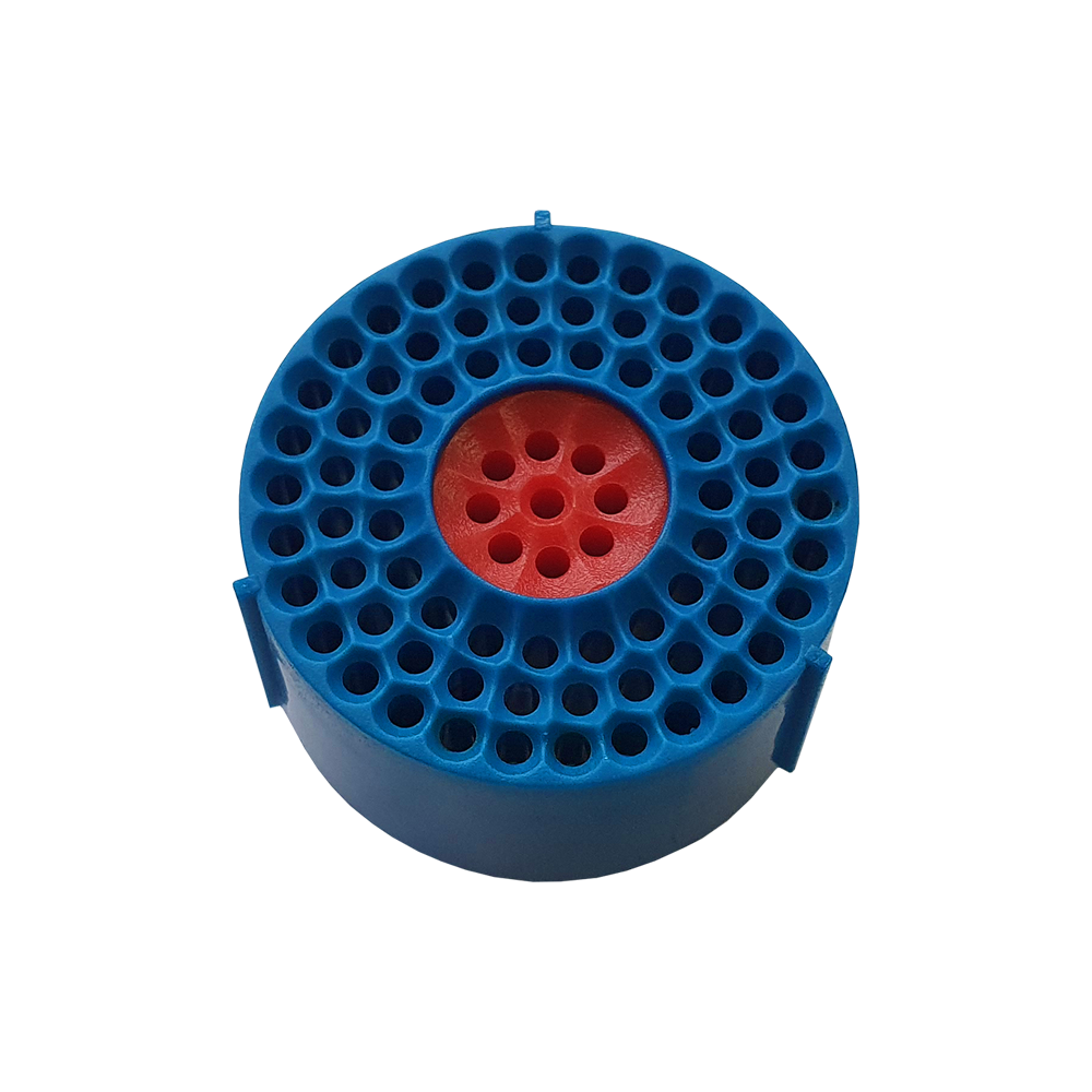 Auf dem Bild ist ein rundes Ersatzfeld für das Granboard 132 zu sehen. Das Feld ist blau mit einem roten Kreis in der Mitte und vielen kleinen Löchern.