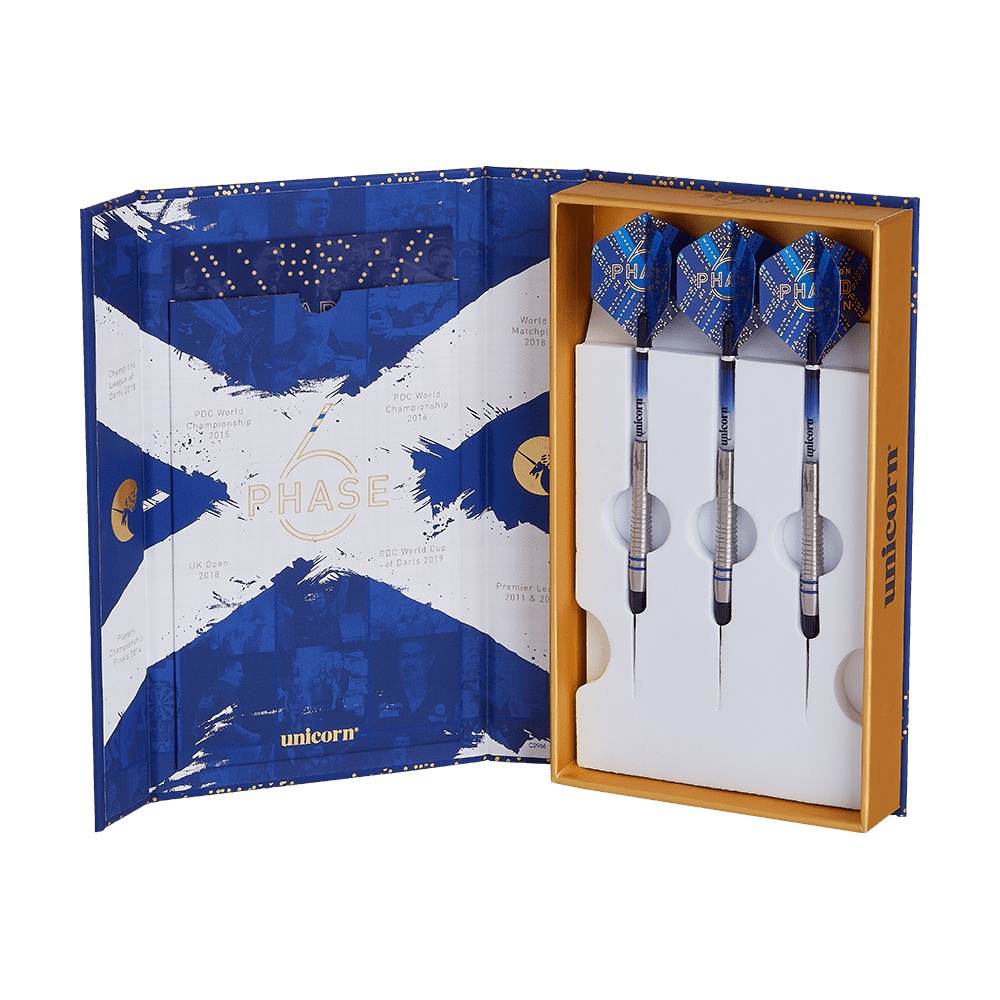 04504_Unicorn_World_Champion_Gary_Anderson_Phase_6_Softdarts_3 Das Bild zeigt ein Set von drei Darts in einer offenen Verpackung. Die Verpackung ist blau-weiß gestaltet und trägt den Schriftzug "Phase 6" sowie den Markennamen "Unicorn".