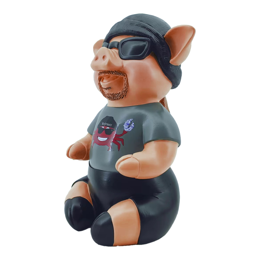 Markus Krebs Frase Cerdo Das Bild zeigt eine Schweinfigur namens "Markus Krebs Phrasenschwein". Sie trägt eine Sonnenbrille, eine Mütze und ein T-Shirt mit Aufdruck.