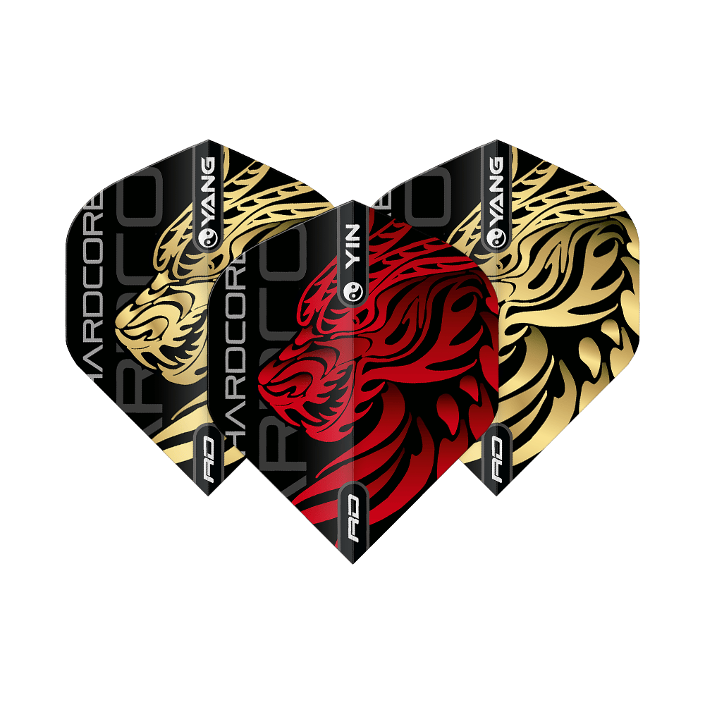 Vuelos estándar Red Dragon Jonny Clayton Gold Red Yin Yang Das Bild zeigt drei Dart-Flights mit einem auffälligen Yin-Yang-Design in Gold und Rot. In der Mitte ist ein roter Tigerkopf auf schwarzem Hintergrund zu sehen, die beiden äußeren Flights zeigen goldene Tigerköpfe.