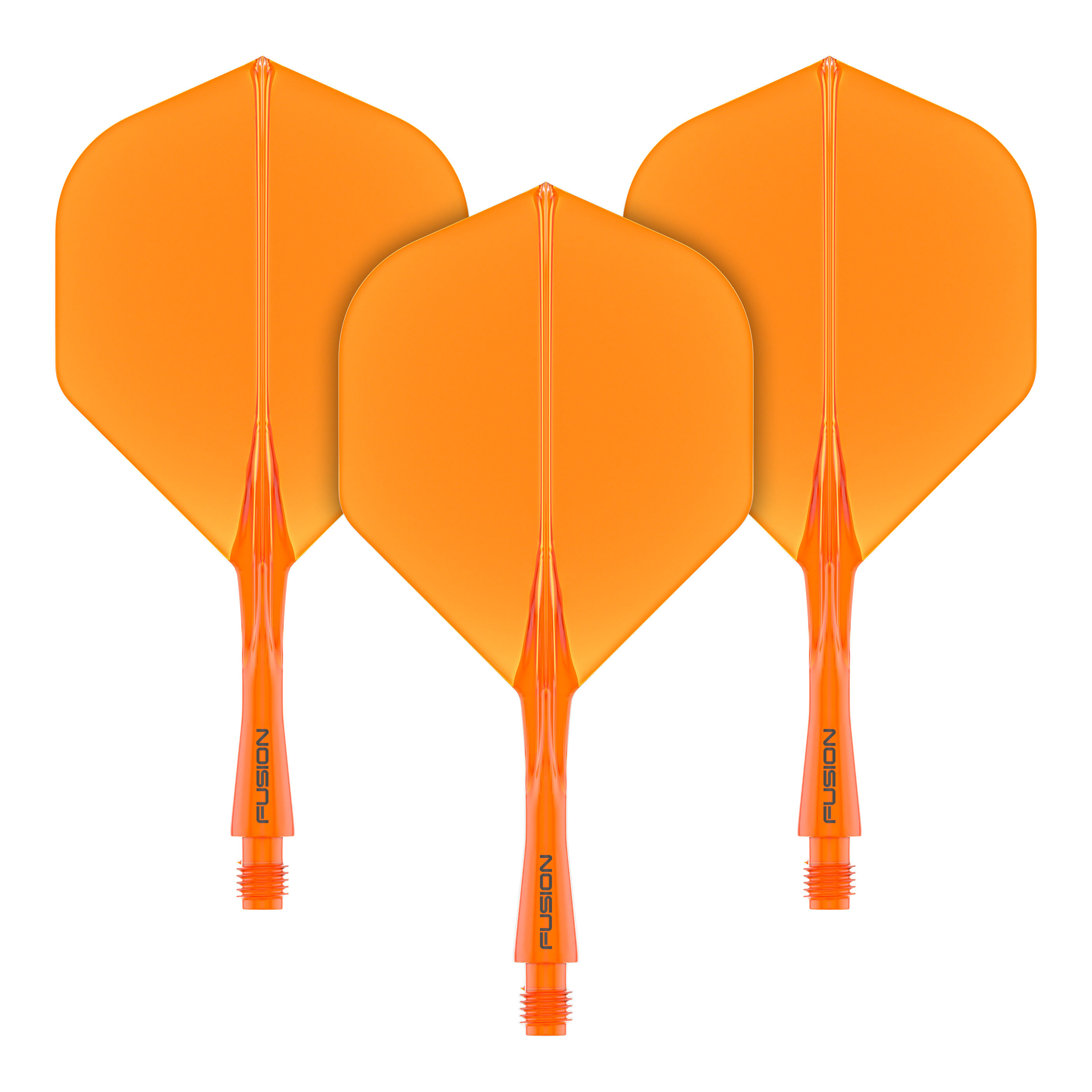 Auf dem Bild sind drei orangefarbene Dart-Flights mit Schäften zu sehen. Sie haben die Aufschrift "FUSION" am unteren Teil der Schäfte.