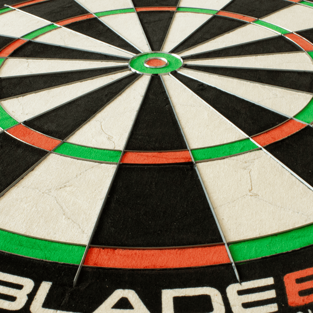 3033_Winmau_Blade_6_Steeldartboard_4 Das Bild zeigt eine Nahaufnahme eines Winmau Blade 6 Steeldartboards. Die bunten Felder und die dünnen Metallspinnen sind deutlich zu erkennen.