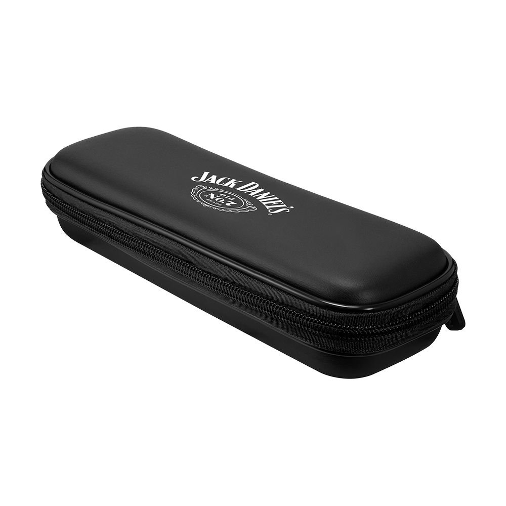 JD7022_Mission_Jack_Daniels_Freedom_Slim_Dartcase_Schwarz_2 Das Bild zeigt ein schlankes, schwarzes Dartcase mit einem Reißverschluss. Auf dem Etui steht in weißer Schrift "Jack Daniel's".