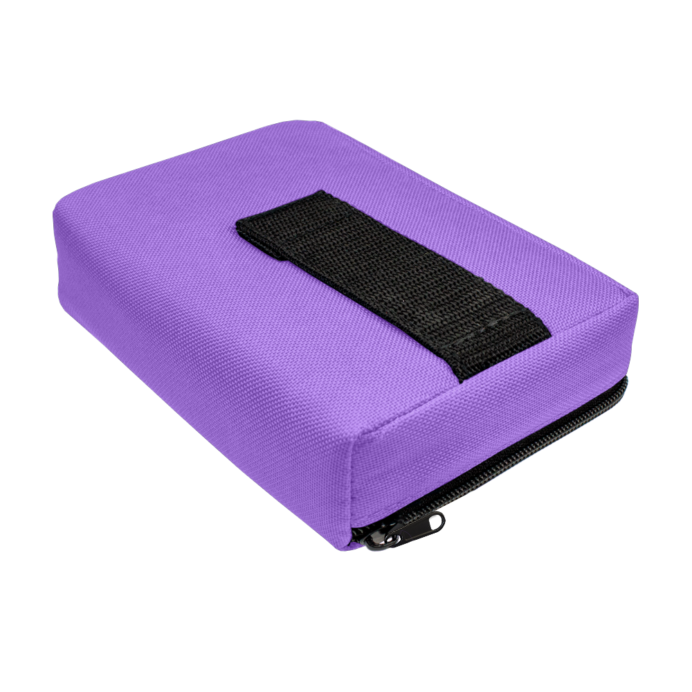 708TP_The_Pak_Dartcase_Violett_3 Das Bild zeigt die Pak Dartcase, ein rechteckiges Etui in Lila mit einem schwarzen Griffband. Es verfügt über einen Reißverschluss an der Seite.