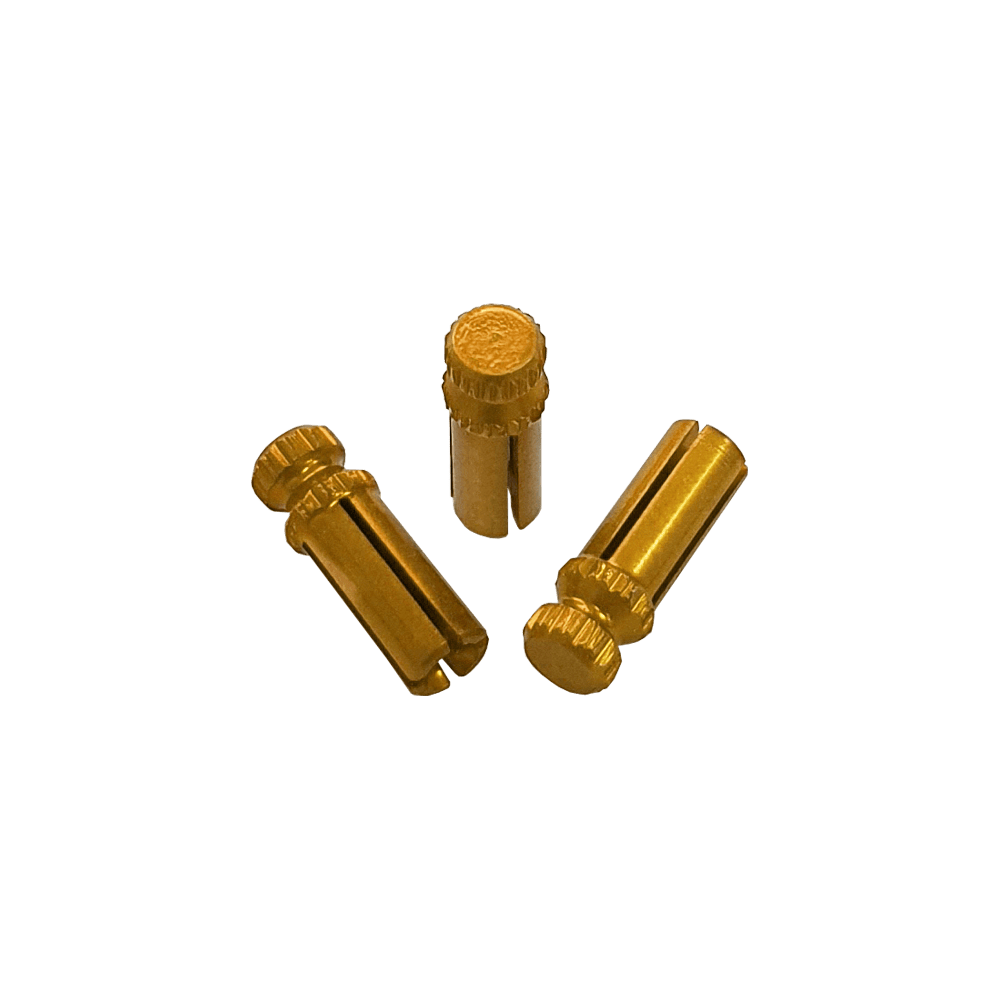 611_Alu_Flightschoner_Gold_1 Das Bild zeigt drei goldfarbene Alu Flightschoner. Sie sind kleine, zylindrische Schutzkappen für Dart-Flights.