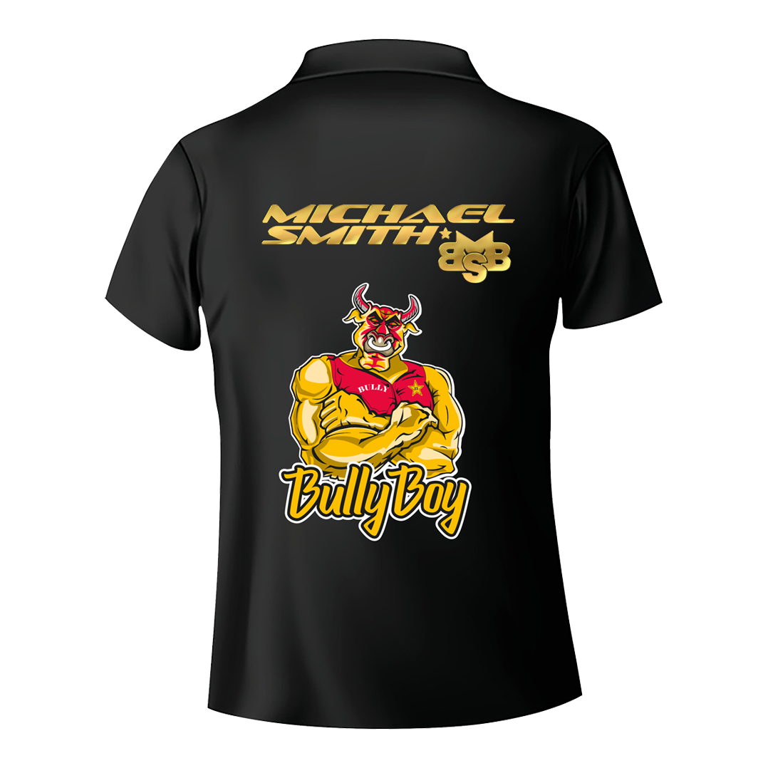 Camisa de dardos de rayas blancas de Shot Michael Smith Das Bild zeigt die Rückseite eines schwarzen Dartshirts mit dem Namen "Michael Smith" und dem Logo "BSB" in goldener Schrift. Darunter ist eine Comicfigur eines muskulösen Stiers mit dem Schriftzug "Bully Boy" zu sehen.