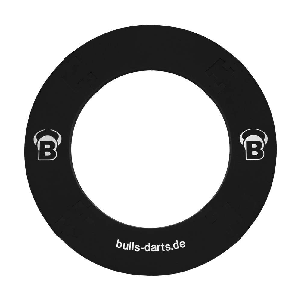 DBS3S_Bulls_Quarterback_Surround_Schwarz_2 Das Bild zeigt den 'Quarterback Surround', einen schwarzen Dart-Surround-Ring. Auf dem Ring sind das Logo und die Website "bulls-darts.de" abgebildet.