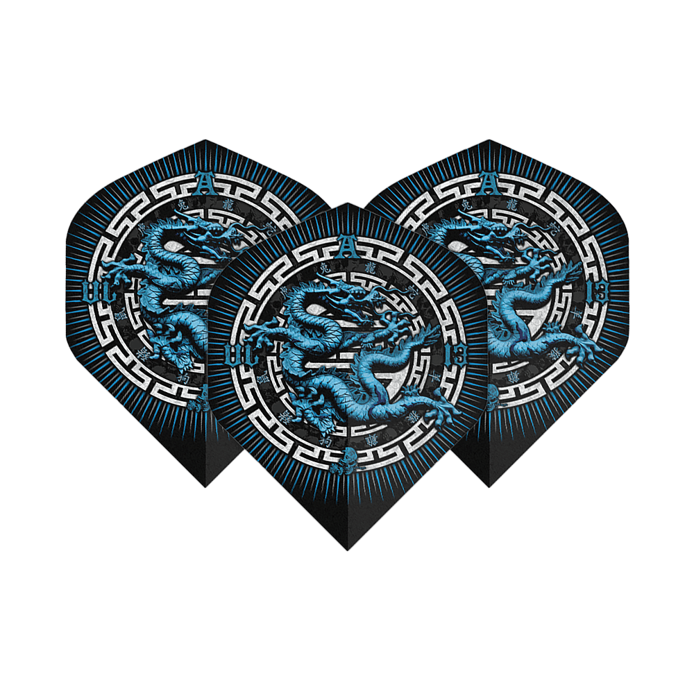 Vuelos estándar n.° 2 del Año del Dragón de Alchemy Das Bild zeigt drei Dart-Flights mit einem blauen Drachenmotiv in der Mitte. Die Flights haben ein schwarzes Design mit weißen und blauen Akzenten.