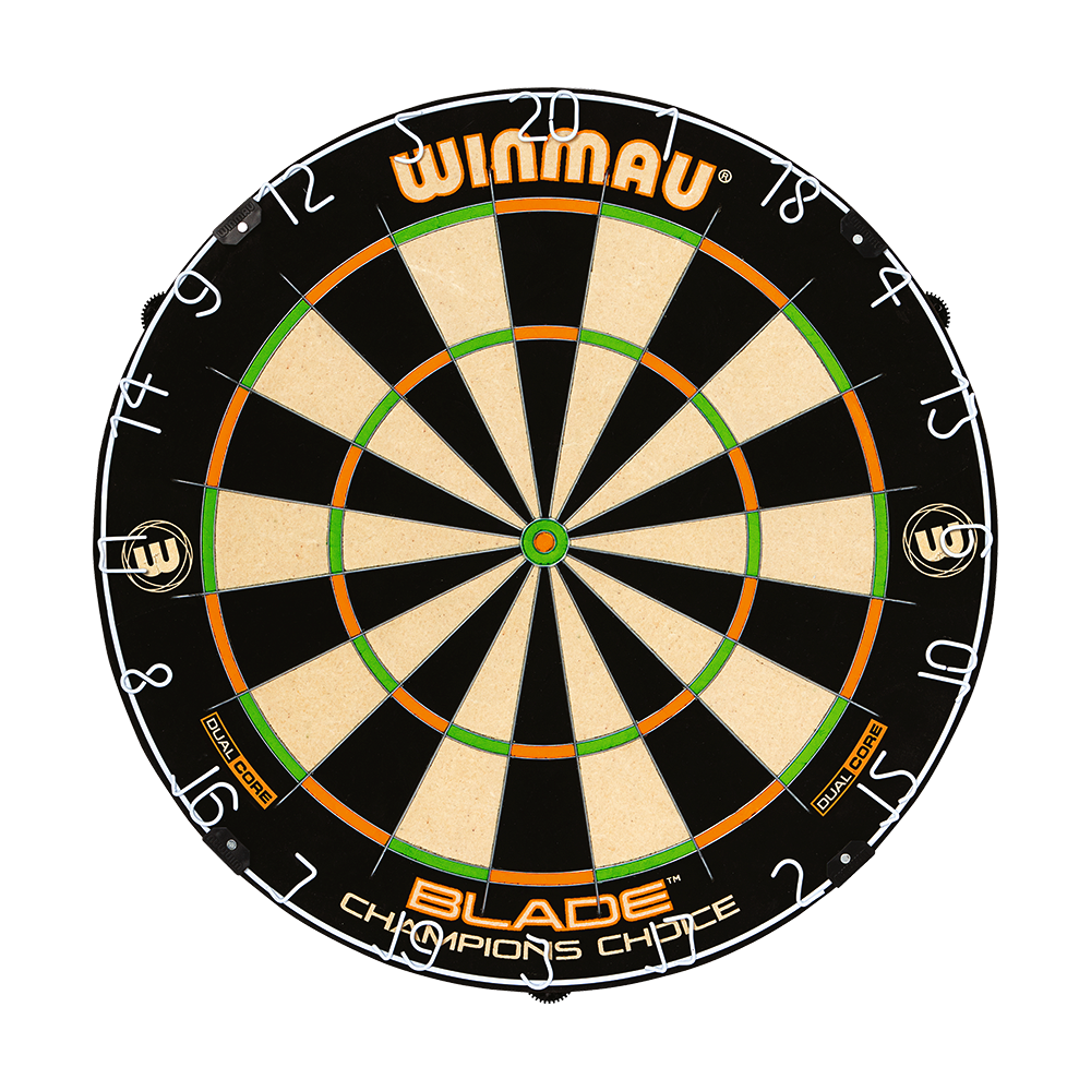 3023_Winmau_Champions_Choice_DualCore_Dartboard_1yDetmwaptBObx Das Bild zeigt eine Winmau Champions Choice DualCore Dartscheibe. Die Scheibe hat schwarze, beige, grüne und orangefarbene Felder mit gut lesbaren Zahlen am Rand.