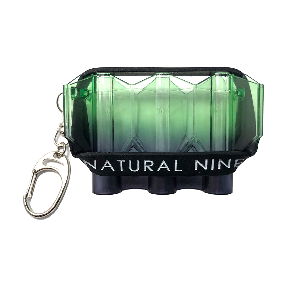 Das Bild zeigt ein L-Style N9 Krystal Twin Color Flightcase in grün-schwarzer Farbe. An der Vorderseite steht "NATURAL NINE" und an der Seite ist ein Metallkarabiner befestigt.