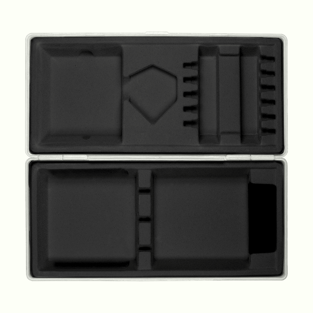 Caja de ABS con impresión personalizada Die Abbildung zeigt eine geöffnete graue Box mit passgenauen Fächern aus schwarzem Schaumstoff. Die Box liegt auf einem hellgelben Hintergrund.