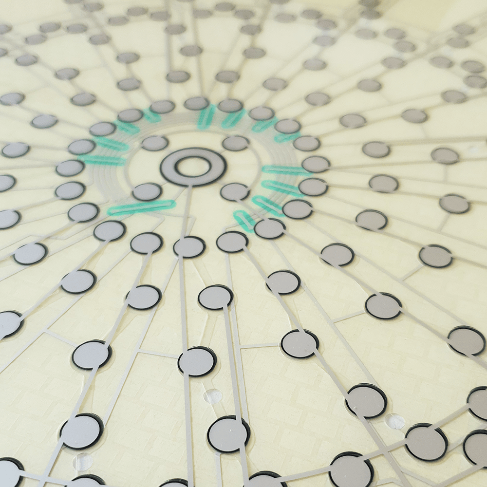 LW30_L-wen_Dart_Ersatzteil_Matrix_2HxPJJ8ZTLTT3f Das Bild zeigt die Matrix eines Löwen Dart Ersatzteils in Nahaufnahme. Man sieht viele miteinander verbundene Kreise und Linien, die die Kontaktflächen darstellen.