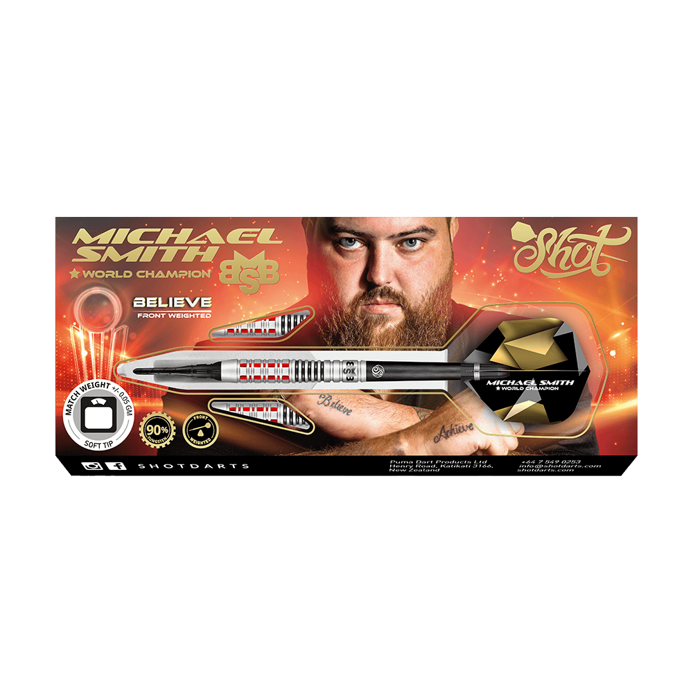 Shoto Michael Smith Believe dardos blandos Auf dem Bild ist eine Verpackung für Softdarts mit dem Namen "Michael Smith Believe" zu sehen. Im Hintergrund ist ein Porträt eines Mannes mit Bart abgebildet.