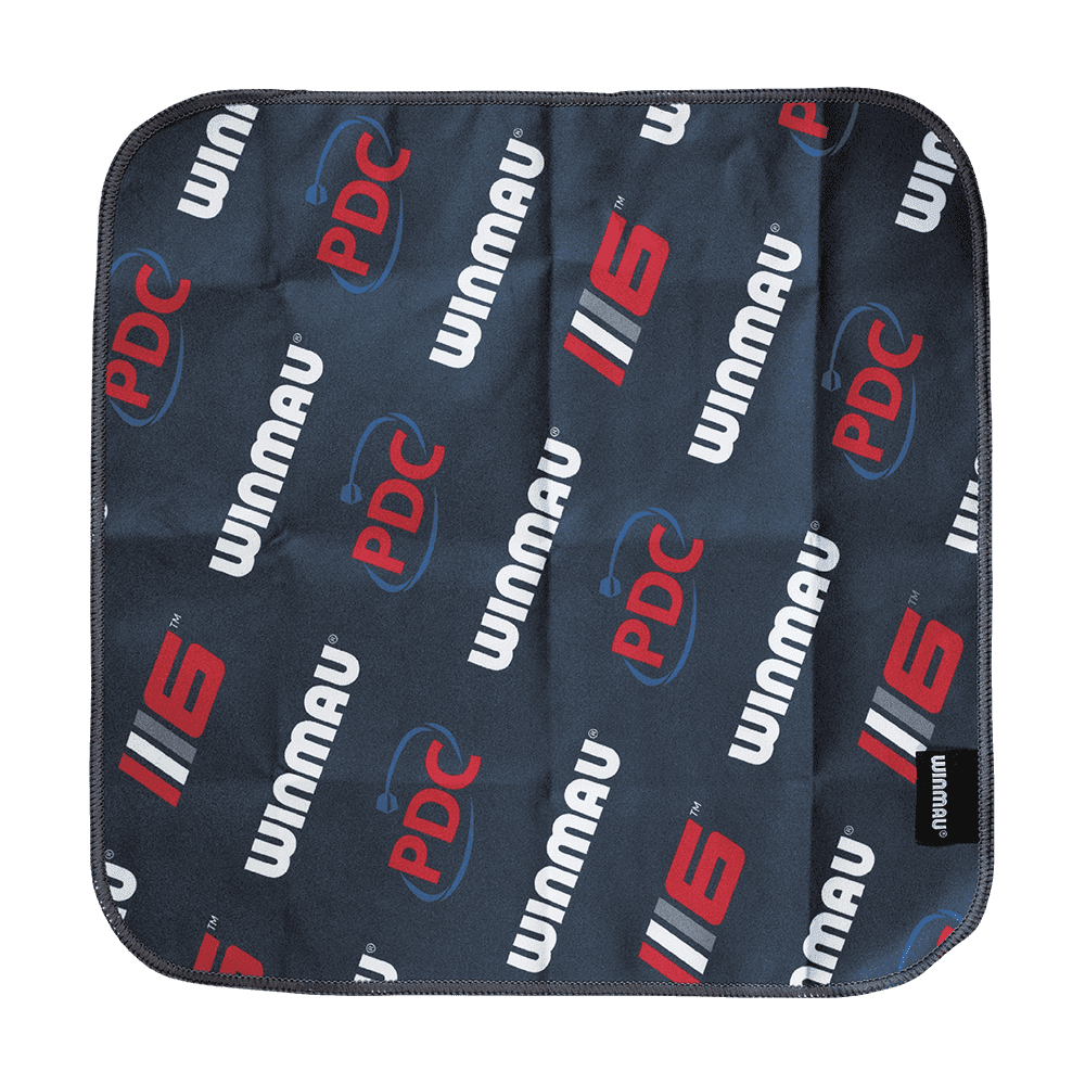8133_Winmau_Sports_Towel_Handtuch_2 Dieses Bild zeigt das Winmau Sports Towel Handtuch. Das Handtuch ist dunkel und mit den Logos von WINMAU, PDC und WS bedruckt.