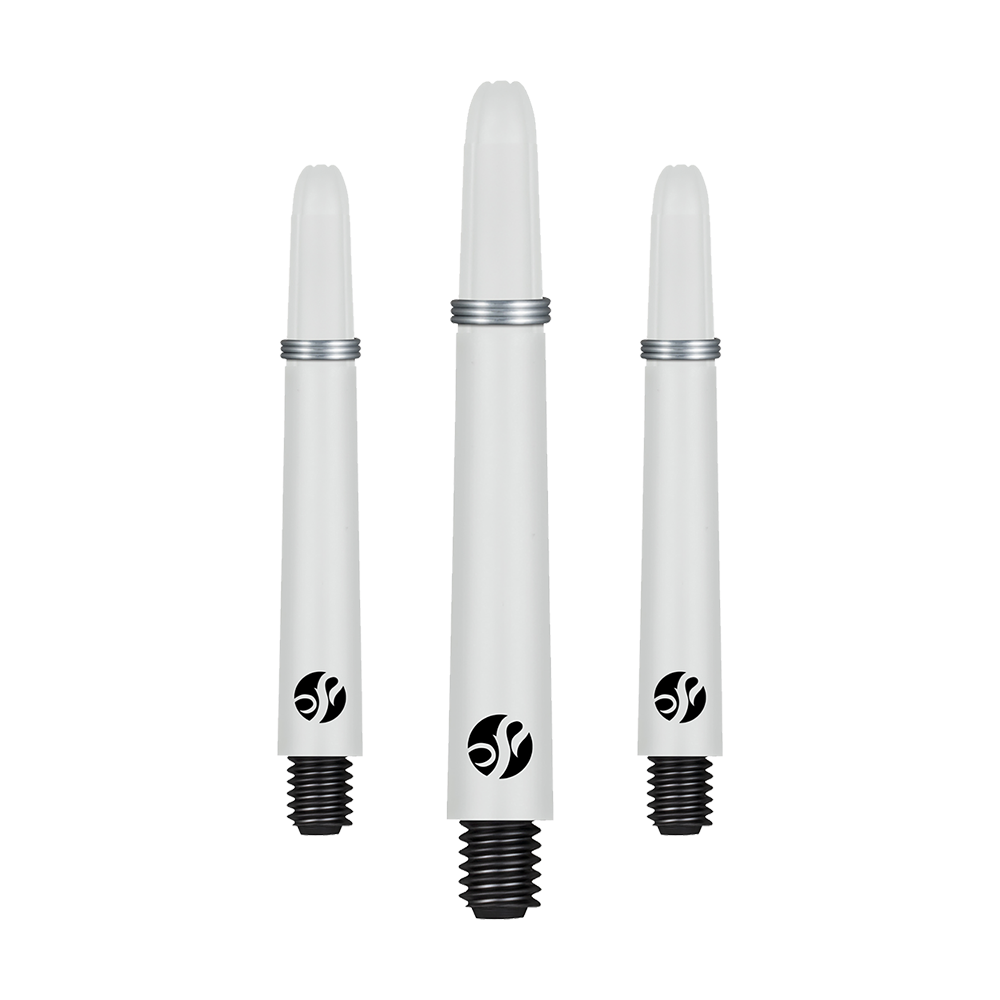 Flechas de carbono Shot Koi - Blancas Auf dem Bild sind drei weiße Dartschäfte mit schwarzem Gewinde zu sehen. Sie haben ein silbernes Ringdetail und ein schwarzes Logo auf jedem Schaft.