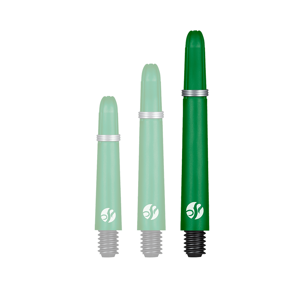 Flechas de carbono Shot Koi - Verde Auf dem Bild sind drei grüne Dartschäfte in unterschiedlichen Längen zu sehen. Sie haben schwarze Gewinde und silberne Ringe.