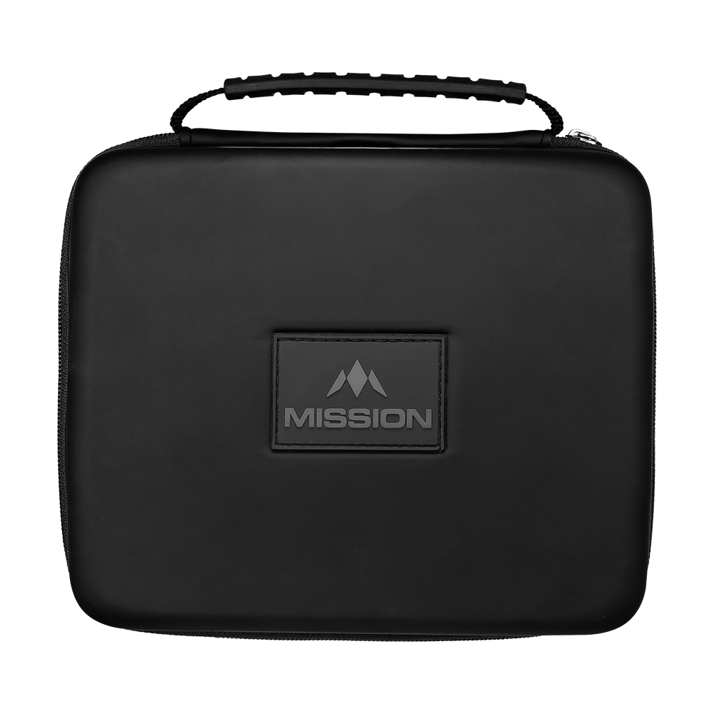 Cartera Mission Luxor Dart Das Bild zeigt ein schwarzes Dart-Wallet, geöffnet, mit Fächern für Zubehör. Dieses Modell ist als Mission Luxor bekannt.