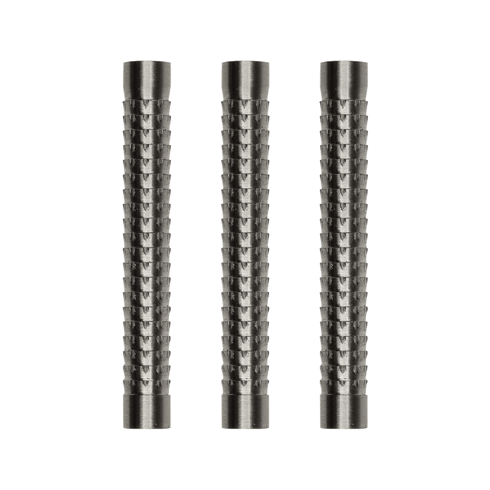 MC17_McDart_Giga_Grip_2_Barrels_1HUrlpZ0kZ1Kvl Das Bild zeigt drei Metall-Barrels mit einer geriffelten Oberfläche, die zum McDart Giga Grip 2 Barrel gehören. Sie sind nebeneinander auf einem neutralen Hintergrund angeordnet.