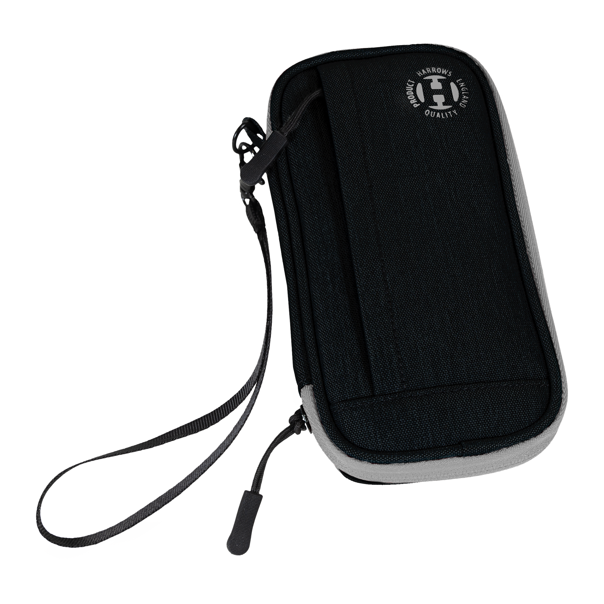 Cartera inteligente Harrows Dartcase Dies ist ein schwarzes Dart-Etui mit einem Reißverschluss und einer Handschlaufe. Auf der Vorderseite befindet sich ein rundes Logo mit der Aufschrift „Harrows Approved Quality Product“.