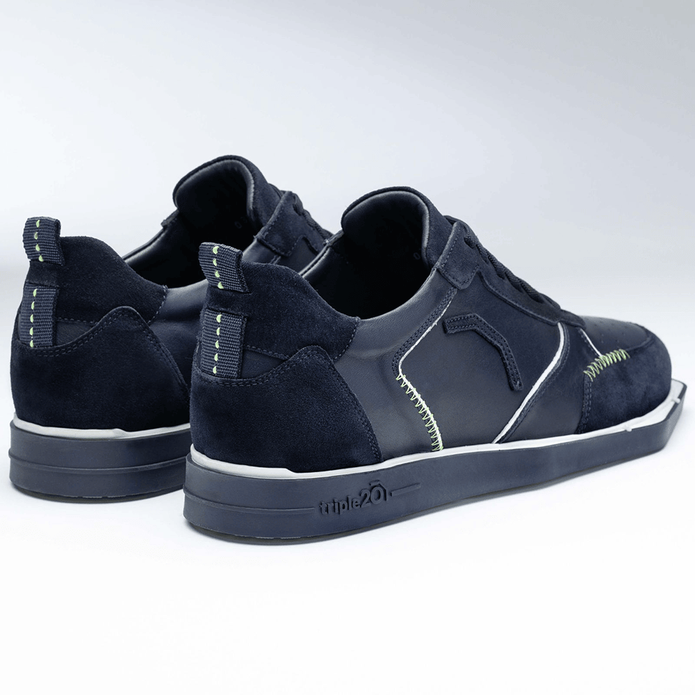 20102005-00_Triple20_Dartschuhe_Leder_Blau_Weiss_3 Die Abbildung zeigt ein Paar blaue und weiße Triple20 Dartschuhe aus Leder. Die Schuhe haben auffällige Nähte und eine robuste Sohle.