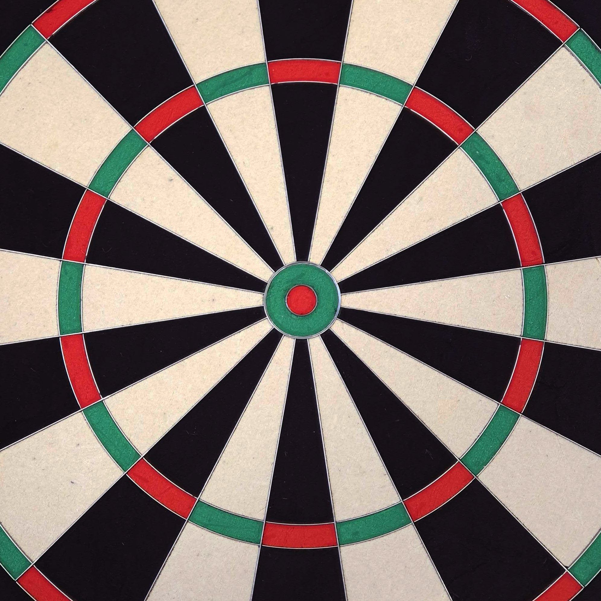 Diana de acero Target TOR Das Bild zeigt eine Nahaufnahme des Target TOR Steeldartboards. Deutlich zu erkennen sind die farbigen Felder in Schwarz, Weiß, Rot und Grün.