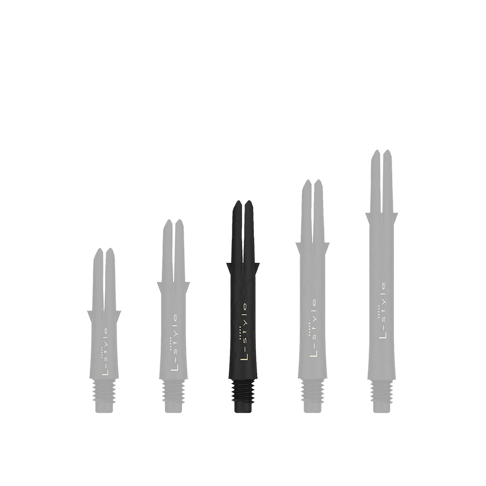 Ejes de carbono estilo L Das Bild zeigt fünf schwarze Dartschäfte aus Carbon in verschiedenen Längen. Sie sind jeweils mit dem Schriftzug „L-style“ versehen und stehen nebeneinander aufgereiht.