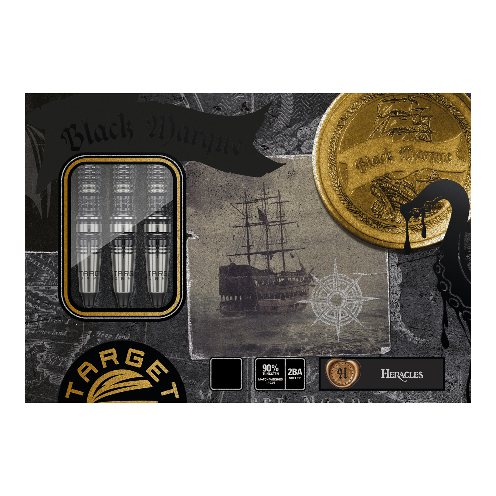 Dardos blandos Target Japan Black Marque Heracles - 18 g Das Bild zeigt die Verpackung der Target Japan Black Marque Heracles Softdarts - 18g. Auf der Verpackung sind drei Darts, ein altes Schiff, eine goldene Münze und maritime Motive abgebildet.