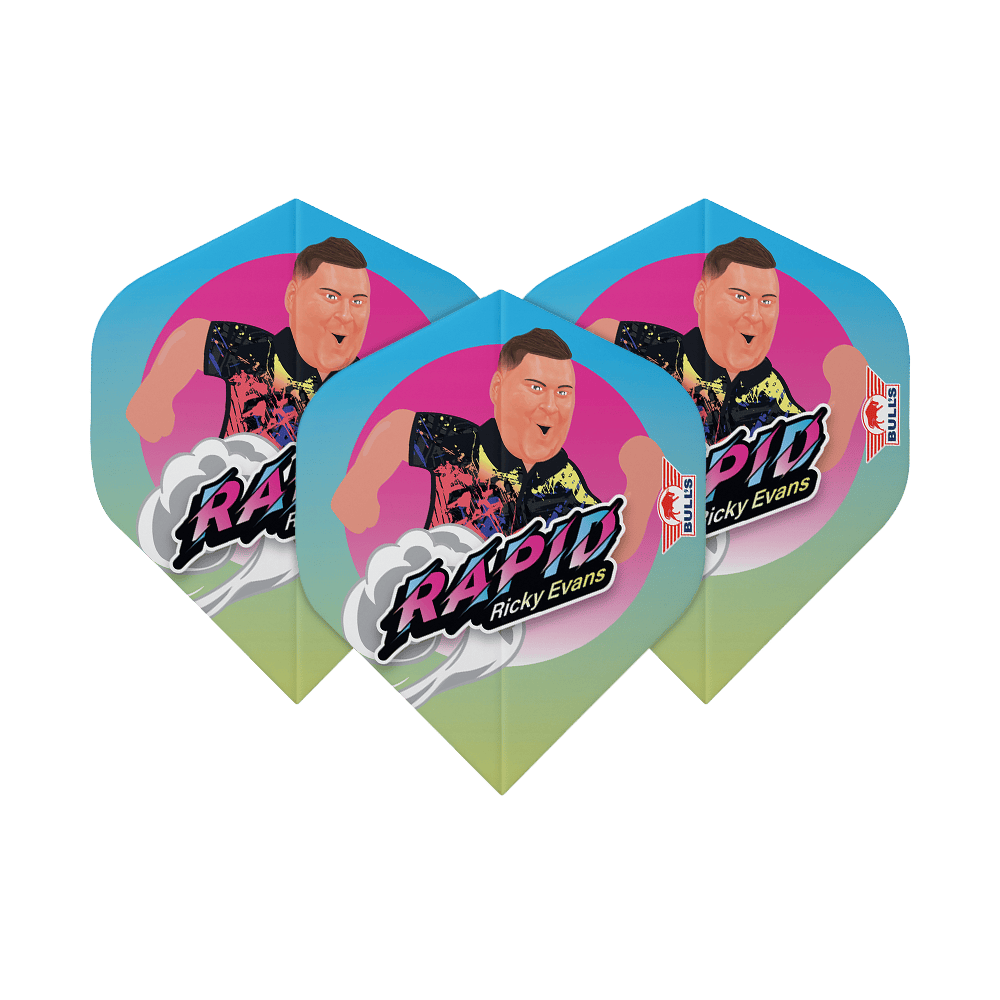 Bulls NL Player 100 Ricky Evans Dibujos animados No2 Vuelos estándar Das Bild zeigt drei Dart-Flights mit einem bunten Cartoon-Bild von Ricky Evans und dem Schriftzug "Rapid Ricky Evans". Die Flights haben einen blauen, pinken und gelben Farbverlauf und das Bulls-Logo an der Seite.