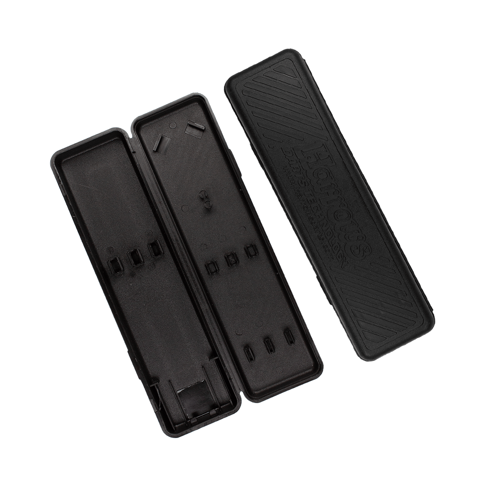 Plastikbox-HarrowsU5BBhGGksTLzs Das Bild zeigt eine geöffnete schwarze Plastikbox mit abnehmbarem Deckel. Auf dem Deckel steht der Schriftzug "Harrows Darts Technology".