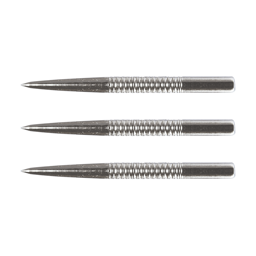 8371Silver_Winmau_Ringed_Silver_Effect_Steeldart_Spitzen_32mm_1 Das Bild zeigt drei silberne Winmau Steeldart-Spitzen mit Rillenmuster, jeweils 32 mm lang. Die Spitzen sind nebeneinander aufgereiht und haben ein glänzendes, metallisches Aussehen.