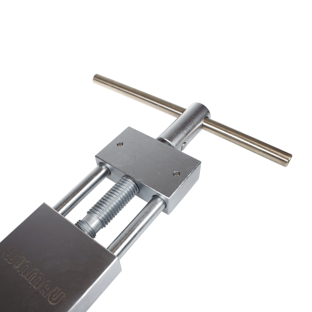 8425-Winmau-Craftsman-Re-pointing-System-3 Das Bild zeigt das Winmau Craftsman Re-Pointing System Spitzenwechsler. Es handelt sich um ein Werkzeug aus Metall zum Auswechseln von Dartspitzen.