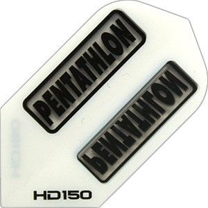 hd8 Das Bild zeigt eine HD 150 Pentathlon Flights HD8 Dartflügel. Auf dem weißen Flight steht zweimal das Wort "PENTATHLON" in schwarzer Schrift.