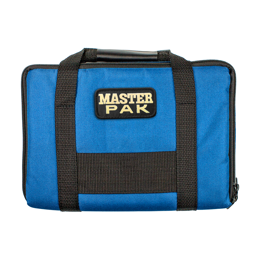 Pak3_Master_Pak_Darttasche_Blau_1D1q8jQ1rPMrVm Auf dem Bild ist eine blaue Tasche mit schwarzen Tragegurten zu sehen. Auf der Vorderseite steht ein Aufnäher mit der Aufschrift "Master Pak".