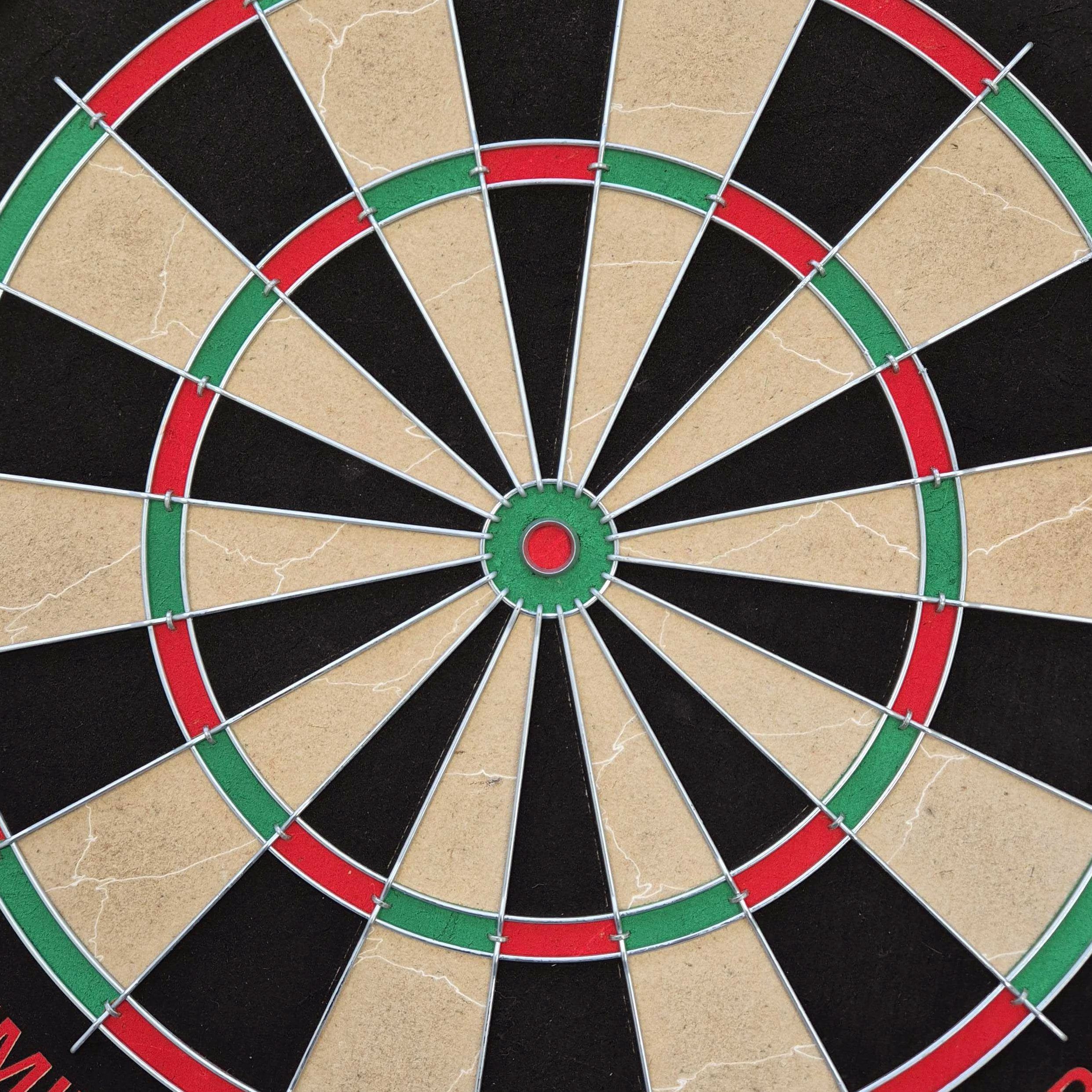 Juego de dianas de acero Target Dimitri Van Den Bergh Auf dem Bild ist eine Steeldartscheibe mit farbigen Segmenten in Rot, Grün, Schwarz und Beige zu sehen. Es handelt sich um das Produkt "Target Dimitri Van Den Bergh Steeldartboard Set".
