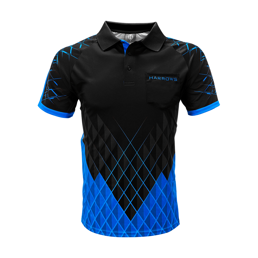 HRS-26135_Harrows_Paragon_Dartshirt_Blau_1 Das Bild zeigt das Harrows Paragon Dartshirt in Blau. Das Shirt hat ein modernes, schwarzes Design mit blauen geometrischen Mustern und einem Kragen.