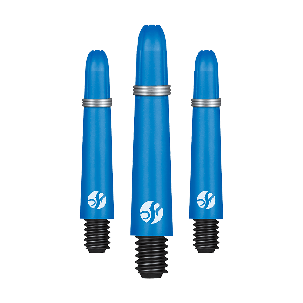 Flechas de carbono Shot Koi - Azul Auf dem Bild sind drei blaue Dartschäfte mit silbernem Ring und schwarzem Schraubgewinde zu sehen. Sie stehen nebeneinander und haben das gleiche Logo aufgedruckt.