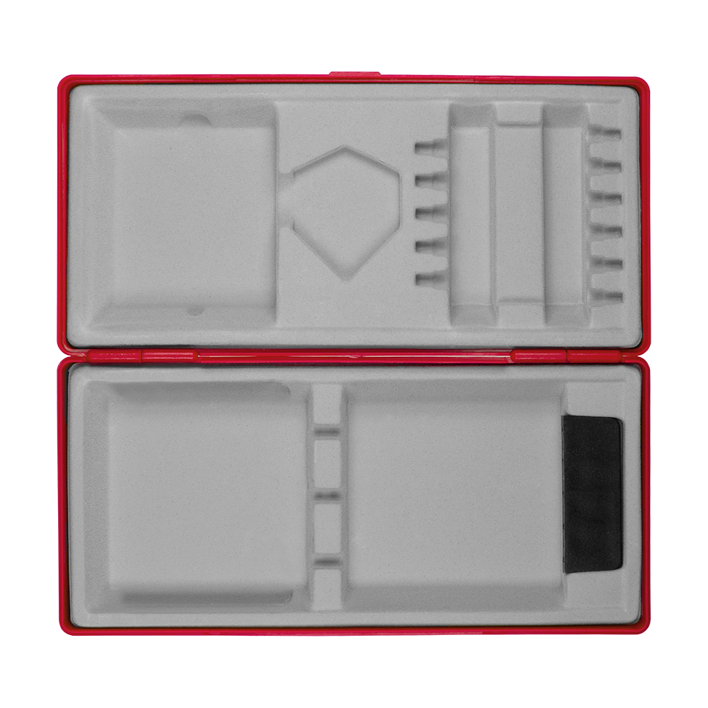 MD-ABS-Rot_W_Bedruckte_ABS_Box_Wunschtext_Rot_2 Das Bild zeigt eine geöffnete rote Kunststoffbox mit verschiedenen Fächern im Inneren. Die Fächer sind speziell geformt, um verschiedene Gegenstände sicher aufzubewahren.