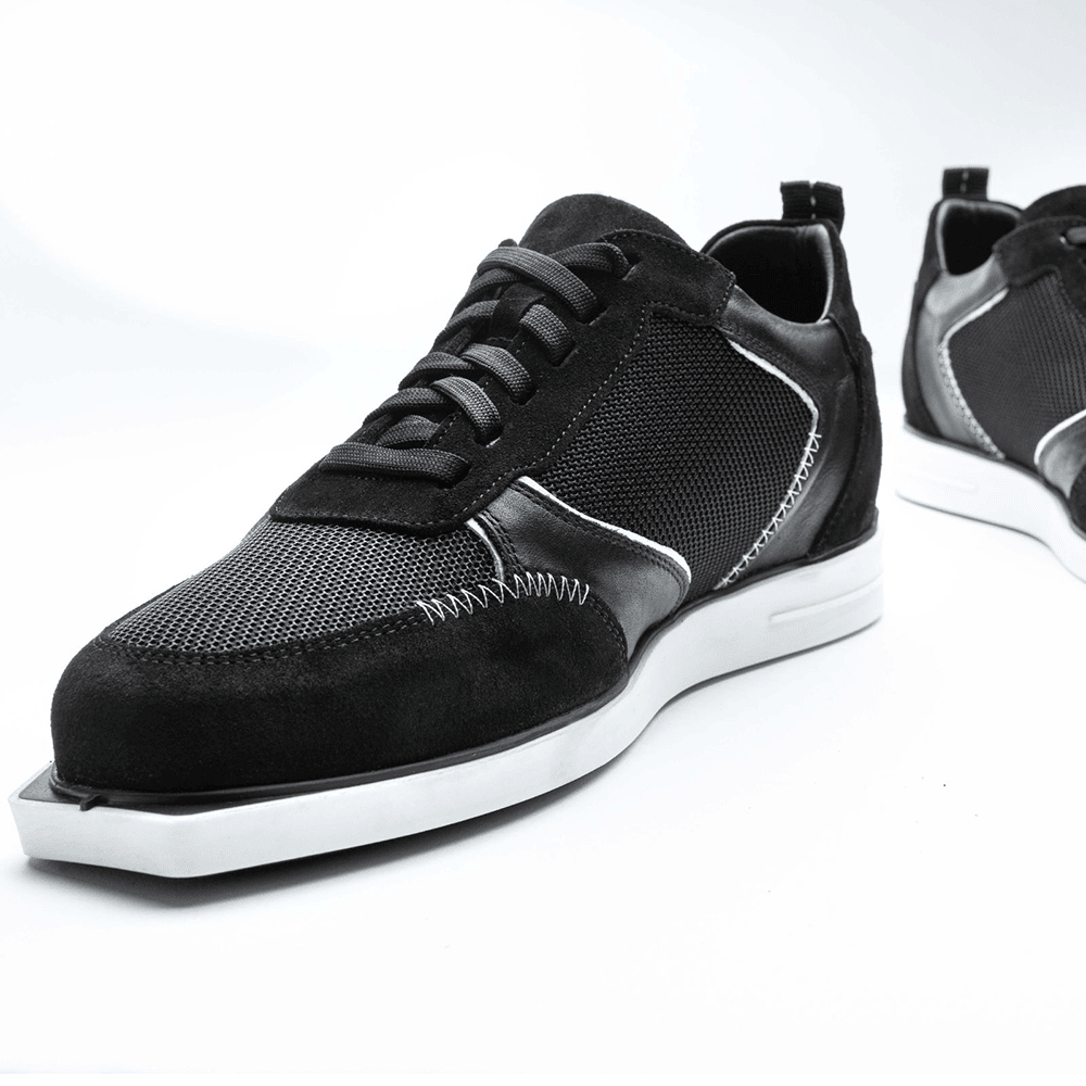 20201003-00_Triple20_Dartschuhe_Textil_Leder_Schwarz_Weiss_4 Die Abbildung zeigt die Triple20 Dartschuhe aus Textil und Leder in Schwarz-Weiß. Die Schuhe haben ein sportliches Design mit weißer Sohle und auffälligen Nähten.