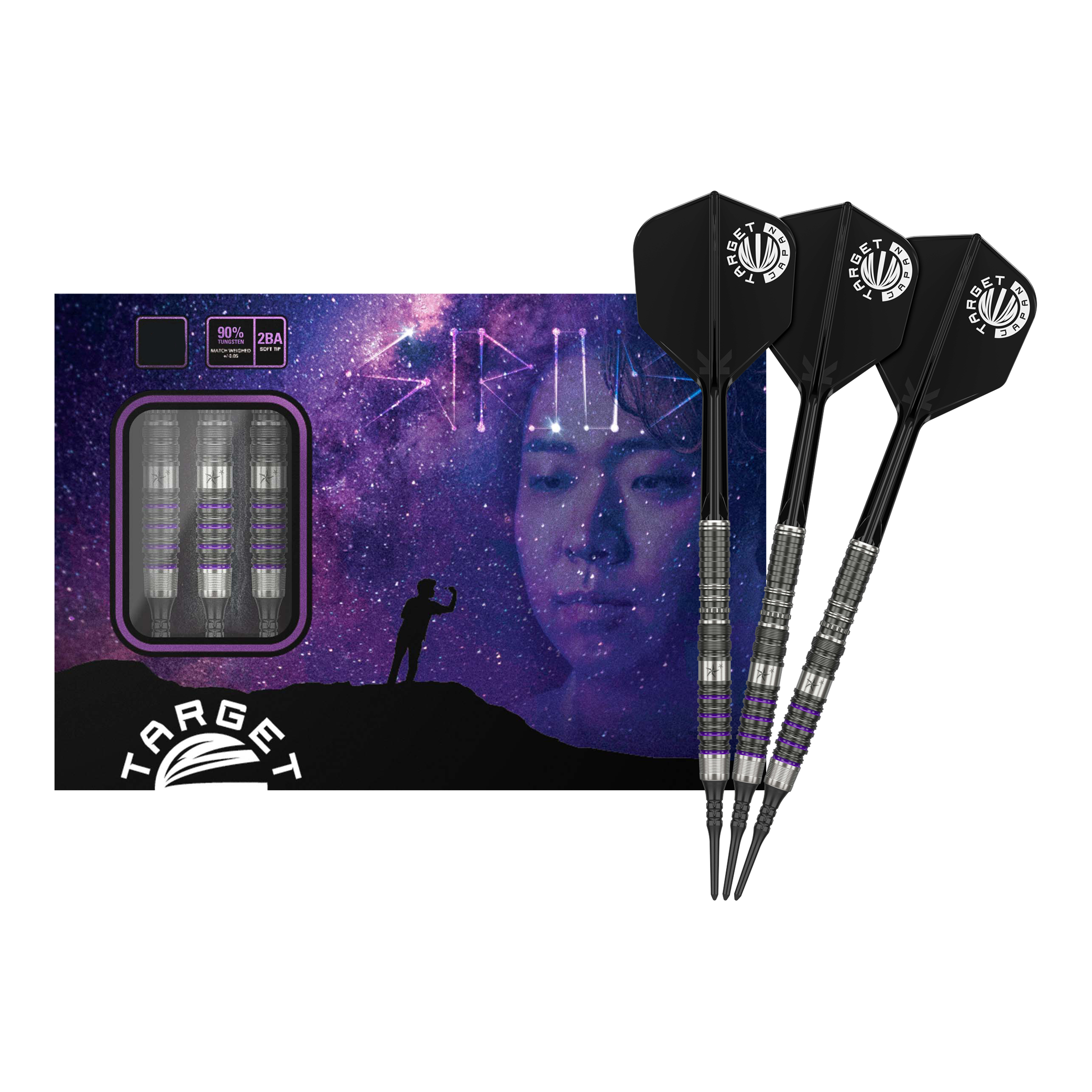 Dardos blandos Target Japan Prime Series Yuta Hayashi Sirius GEN3 MAX - 21,5 g Das Bild zeigt die "Target Japan Prime Series Yuta Hayashi Sirius GEN3 MAX Softdarts - 21,5g" vor einer Verpackung mit einem Weltraum-Motiv. Drei Darts sind neben der Box zu sehen, die schwarze Flights und ein silber-lila Design haben.