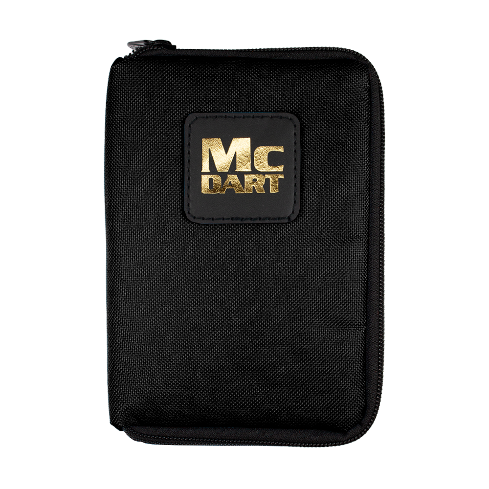 McDart Tasche mit 6 Softdarts und Zubehör Auf dem Bild ist eine schwarze Tasche mit einem goldenen "MC DART"-Logo zu sehen. Es handelt sich um die "McDart Tasche mit 6 Softdarts und Zubehör".