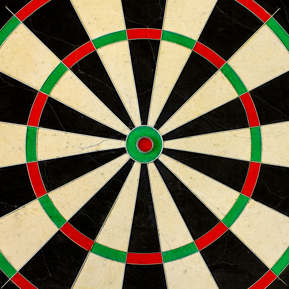 79403_Unicorn_Eclipse_Pro_Dartboard_3 Das Bild zeigt eine Nahaufnahme des Unicorn Eclipse Pro Dartboards. Die Felder sind in Schwarz, Weiß, Rot und Grün gestaltet.