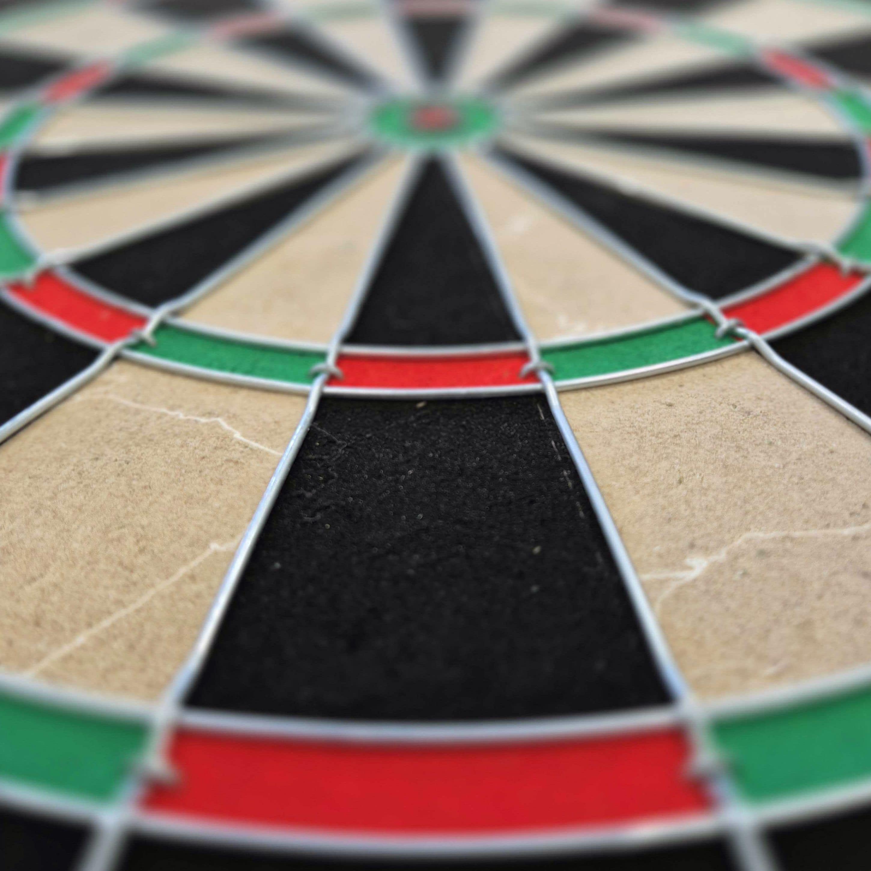 Juego de dardos de acero Target Gabriel Clemens Das Bild zeigt ein Steeldartboard mit farbigen Segmenten in Rot, Grün, Schwarz und Beige. Es handelt sich um das Produkt "Target Gabriel Clemens Steeldartboard Set".
