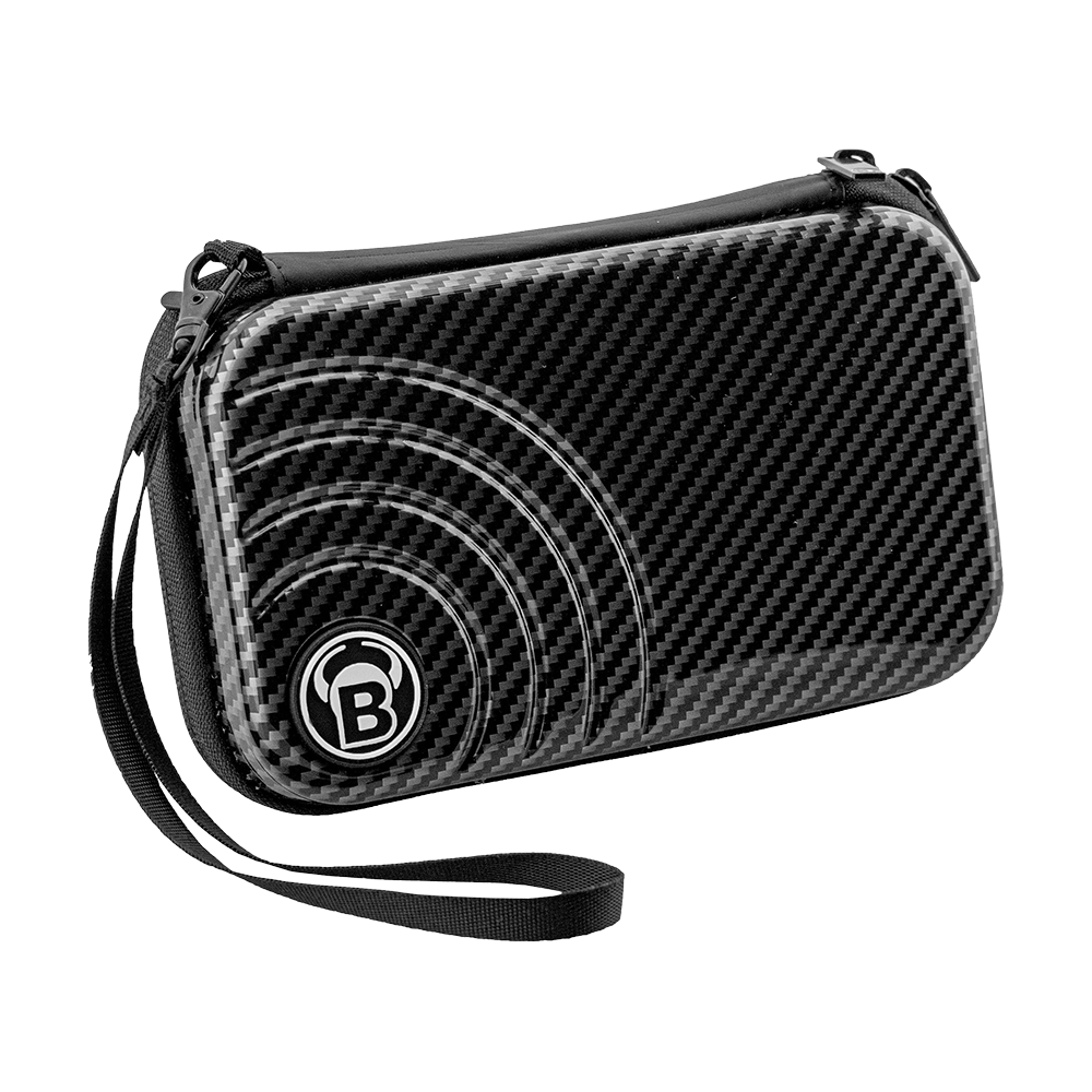 66378_Bulls_Orbis_XL_Dartcase_Carbongrey_1 Das Bild zeigt ein schwarzes Dartcase mit Carbon-Optik und einem dezenten Muster auf der Vorderseite. Am unteren Rand befindet sich ein rundes Logo mit einem "B" in der Mitte.