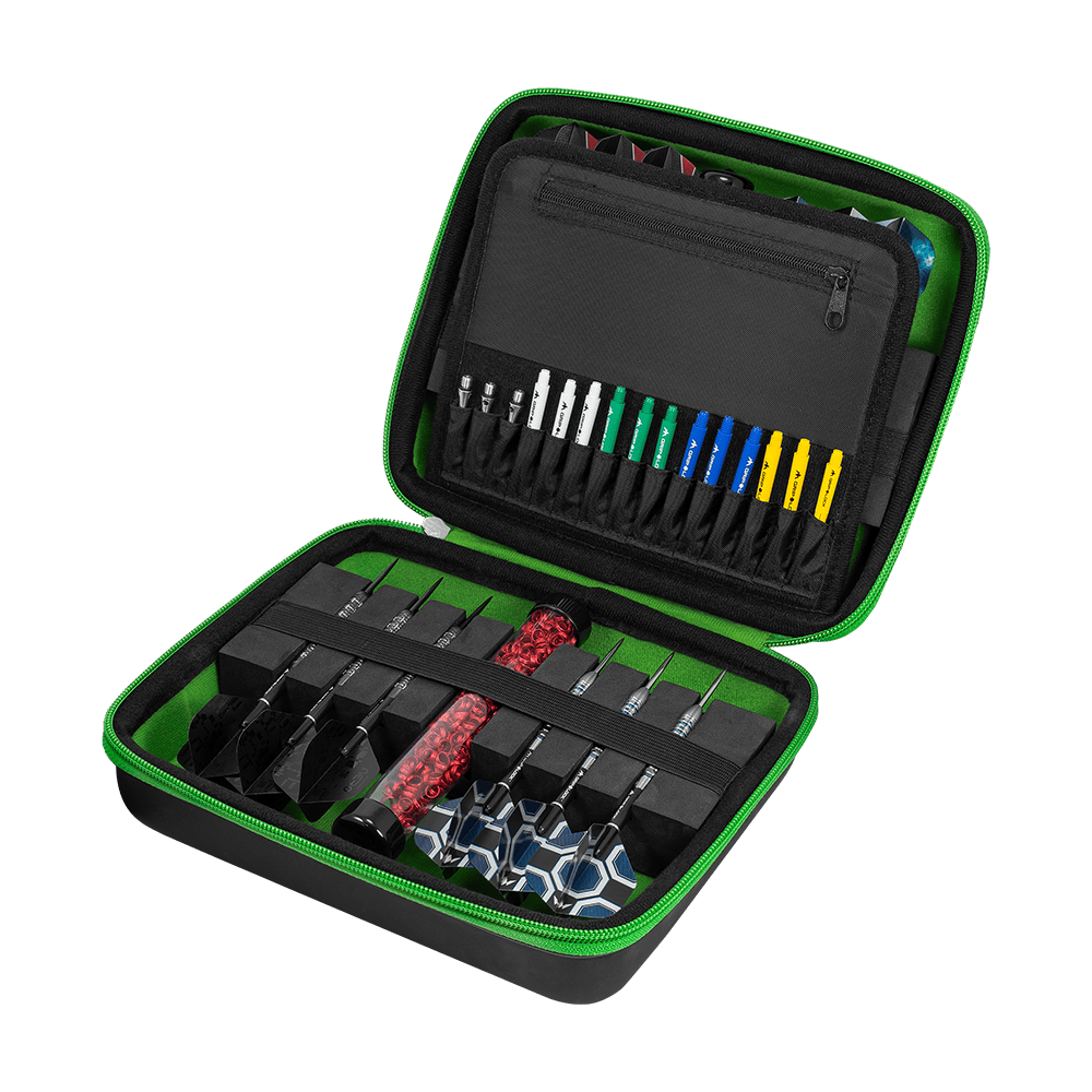 Cartera Mission Luxor Dart Die Abbildung zeigt ein geöffnetes Dart-Set in einer schwarzen Tasche mit grünem Rand. Im Inneren befinden sich mehrere Darts, Ersatzteile und Zubehör ordentlich sortiert.