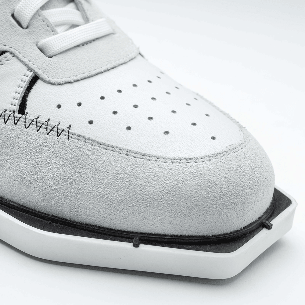 20100002-00_Triple20_Dartschuhe_Leder_Weiss_Schwarz_4 Der Schuh "Triple20 Dartschuhe Leder - Weiß Schwarz" ist aus weißem Leder mit grauen Wildleder-Akzenten gefertigt. Die spezielle Sohle ist für optimalen Halt beim Dartspiel konzipiert.