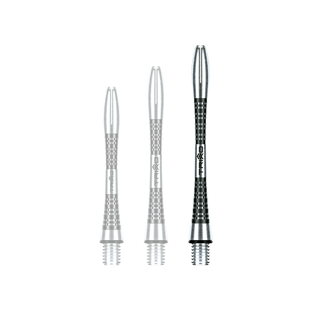 7013-201_Winmau_Triad_Aluminium_Shafts_Schwarz_46mm_1TYsKupkxhYDUa Auf dem Bild sind drei schwarze Aluminium-Dartschäfte in unterschiedlichen Längen zu sehen. Sie haben ein glänzendes, geriffeltes Design und das Wort "TRIAD" ist seitlich aufgedruckt.