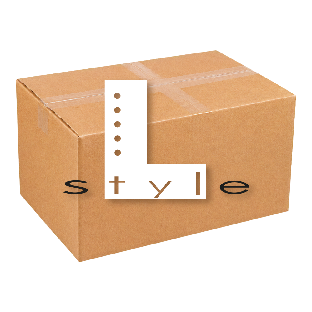 Caja misteriosa de McDart - Estilo L Die Abbildung zeigt die McDart Mystery-Box - L-Style. Diese Box enthält verschiedene Überraschungsprodukte im Bereich L-Style für Dartspieler.