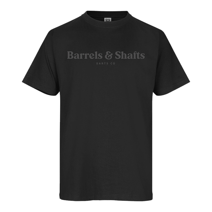 Camiseta Barriles y Ejes - Negro Das Bild zeigt ein schwarzes T-Shirt mit dem Aufdruck "Barrels & Shafts" auf der Vorderseite. Unter dem Schriftzug steht in kleinerer Schrift "DARTS CO".