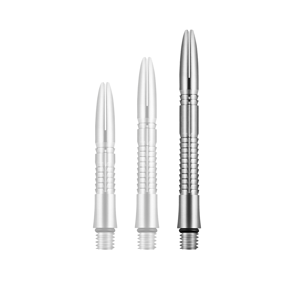 Flechas de titanio Shot Mako Auf dem Bild sind drei silberne, metallische Dartschäfte in unterschiedlichen Längen zu sehen. Sie haben ein geriffeltes Design und sind aus Titan gefertigt.