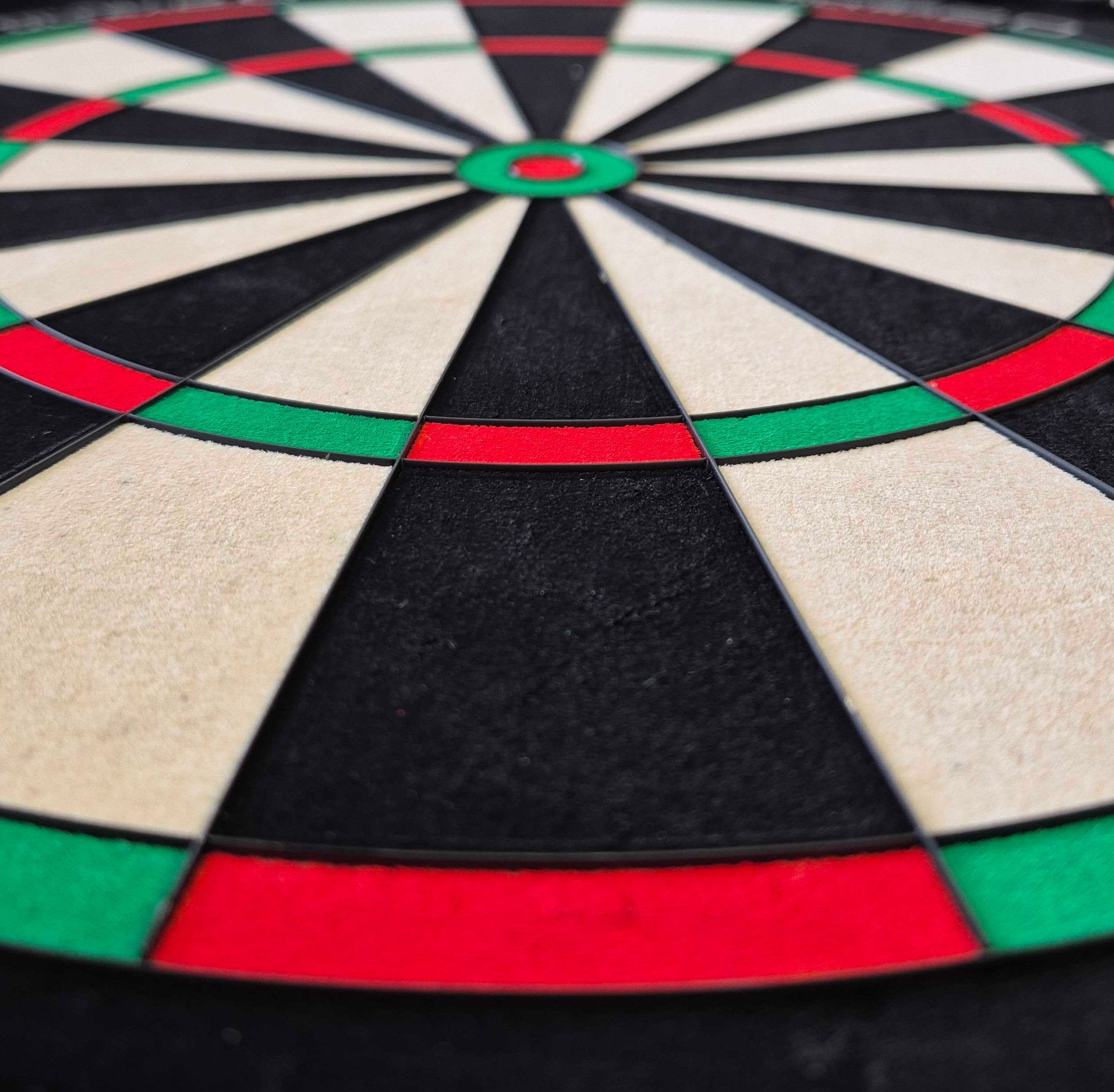 Diana de dardos de acero Unicorn Eclipse Ultra 2.0 Das Bild zeigt ein Unicorn Eclipse Ultra 2.0 Steeldartboard aus der Nähe. Die farbigen Felder in Rot, Grün, Schwarz und Weiß sind deutlich zu erkennen.